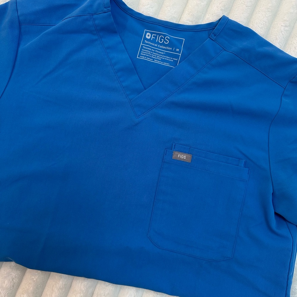 Figs Men's Leon 3 Pocket Scrub Top